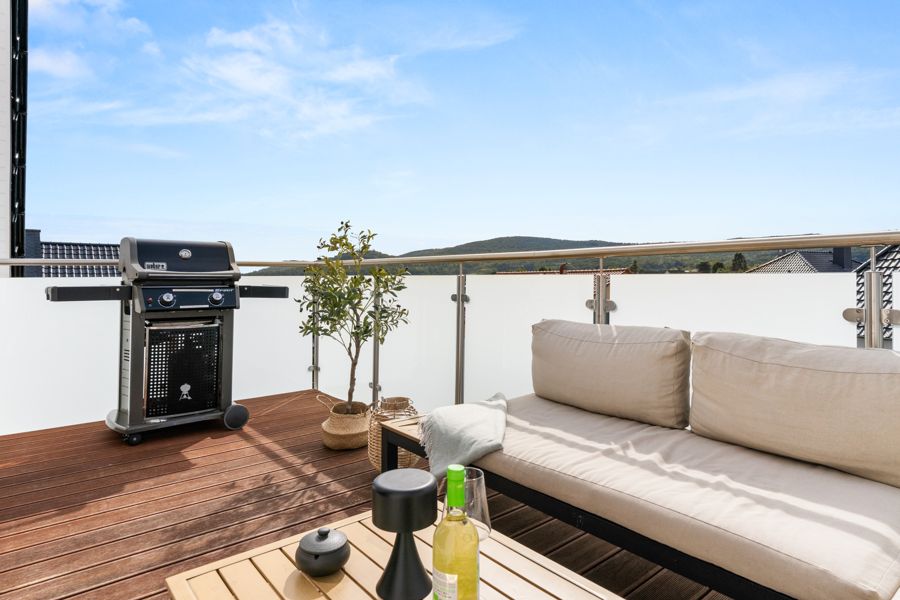 Balkon mit Loungebereich und Bergblick im Premium Ferienhaus Schauenburg