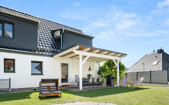 Terrasse mit Pergola und Garten am Premium Ferienhaus Schauenburg-Elgershausen